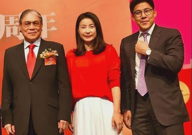 郭晶晶领奖站C位,老公和公公“护法”!豪门儿媳为啥她地位高?(组图) - 19