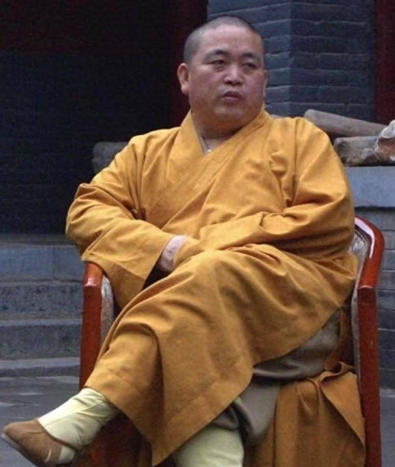 太辣眼!释永信亲吻李湘画面曝光,曝在郑州养女大学生,早露端倪(组图) - 1