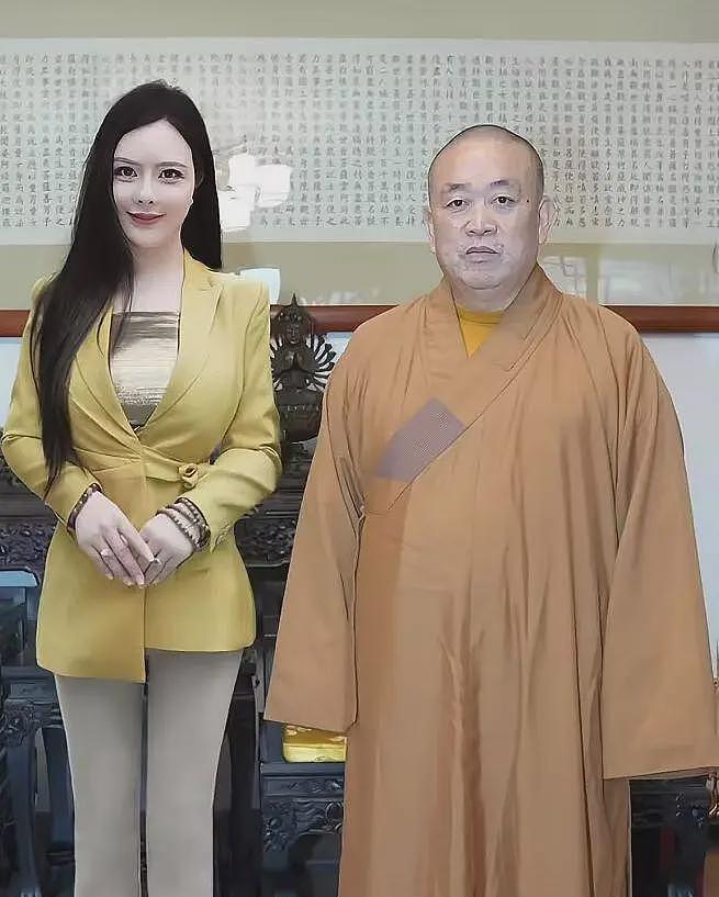 与释永信合影的95后美女画家，身材火辣长腿抢镜，画作曾拍出500万高价（组图） - 8