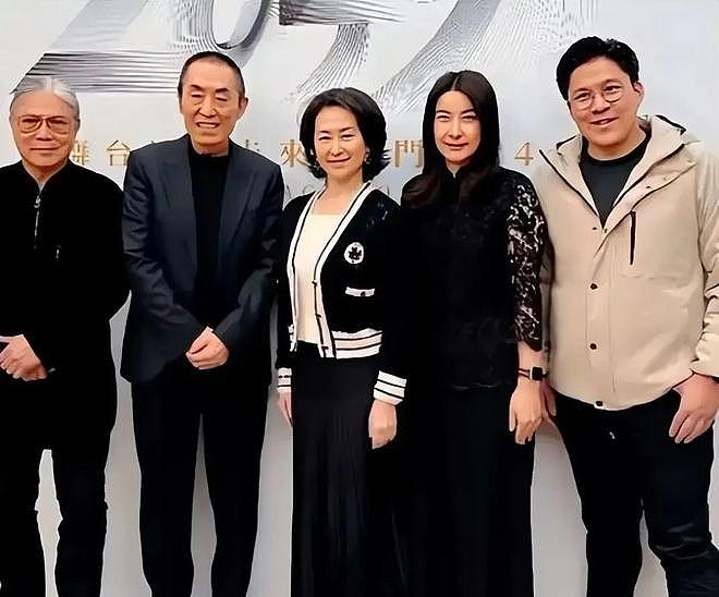 郭晶晶领奖站C位,老公和公公“护法”!豪门儿媳为啥她地位高?(组图) - 13