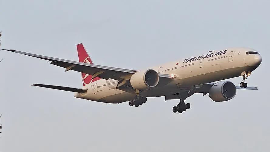 土耳其航空一架波音777客机因故障紧急降落(图) - 1