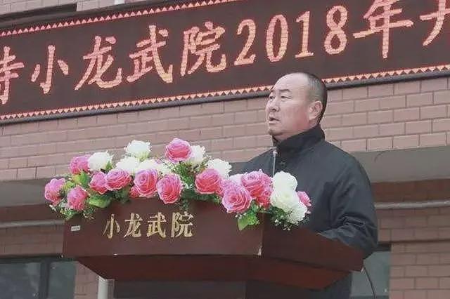 被身家亿万亲爹吸血多年，现37岁无人问津的释小龙，到底做错了啥（组图） - 18