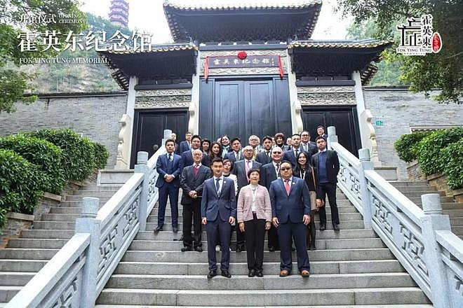 郭晶晶领奖站C位,老公和公公“护法”!豪门儿媳为啥她地位高?(组图) - 23