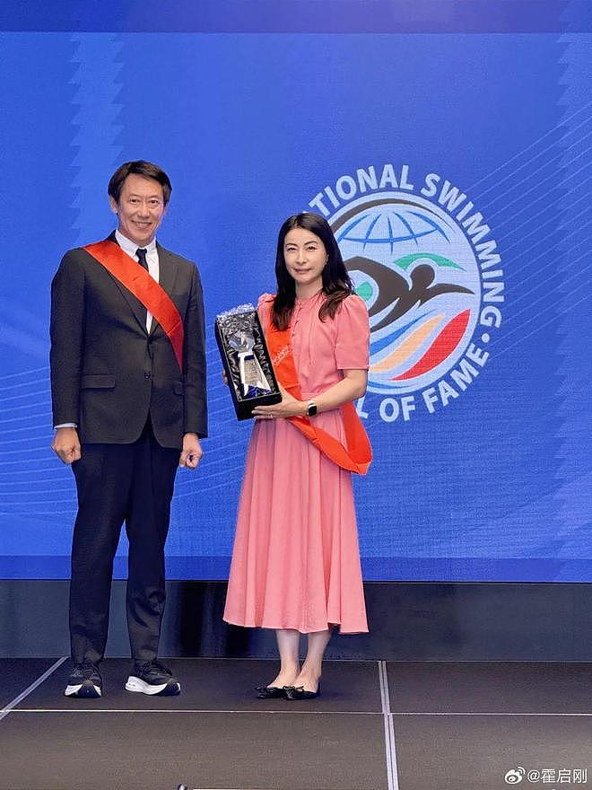 郭晶晶领奖站C位,老公和公公“护法”!豪门儿媳为啥她地位高?(组图) - 3