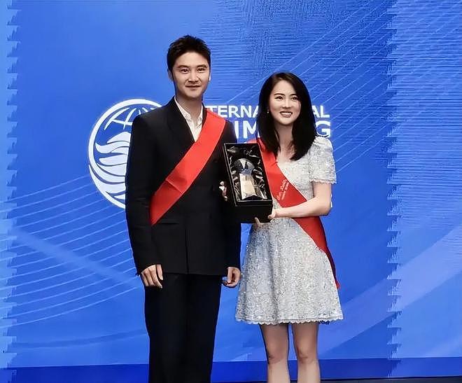 郭晶晶入选国际“游泳”名人堂,与霍家合影居C位(组图) - 16