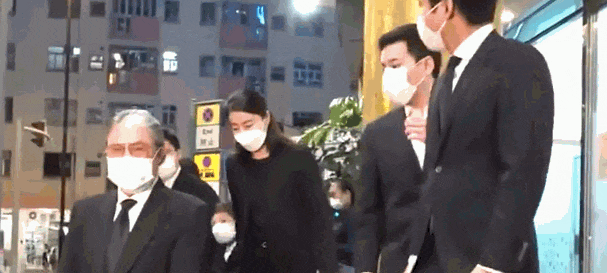 郭晶晶领奖站C位,老公和公公“护法”!豪门儿媳为啥她地位高?(组图) - 29