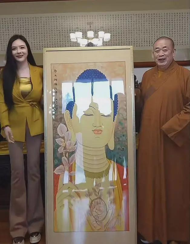 与释永信合影的95后美女画家，身材火辣长腿抢镜，画作曾拍出500万高价（组图） - 5