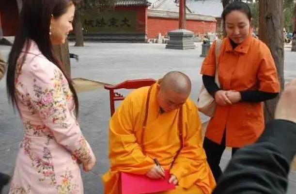 真没想到,释永信刚塌房,最先被牵连的竟是李湘的“黑丝短裙照”(组图) - 7