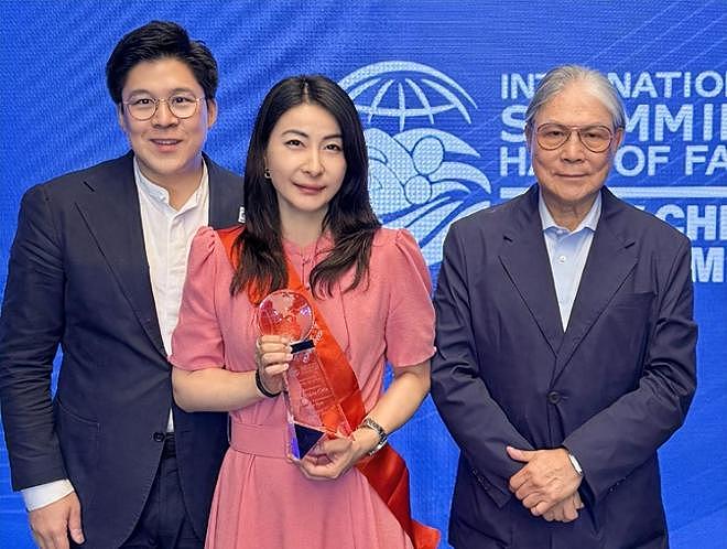 郭晶晶入选国际“游泳”名人堂,与霍家合影居C位(组图) - 1
