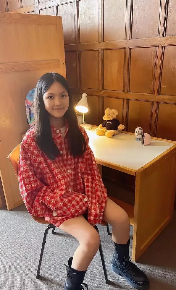 李湘携女参加英国贵族晚宴，托举式育儿惹争议，合照不等于人脉（组图） - 17