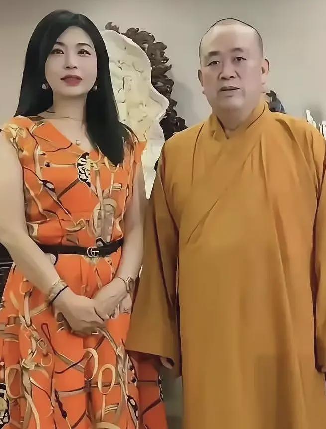 释永信与95后美女合影，对方身份不一般，身材火辣，大长腿抢镜（组图） - 1