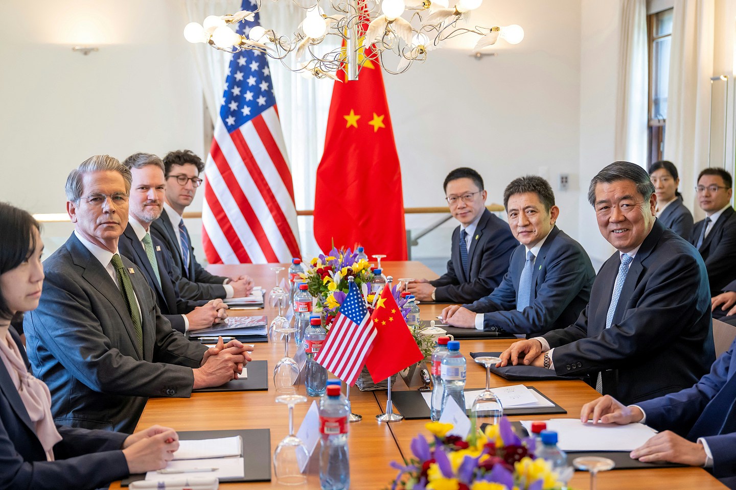 中美双方将继续推动美方已暂停的对等关税24%，何立峰︰下一步应加深对话，争更多双赢结果（组图） - 2