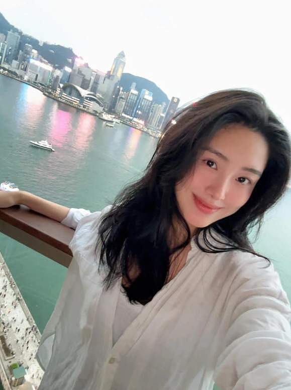 32岁杨采钰晒产后照，住香港88万月子中心，网友夸她比刘亦菲聪明（组图） - 1