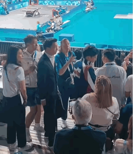 郭晶晶领奖站C位,老公和公公“护法”!豪门儿媳为啥她地位高?(组图) - 30