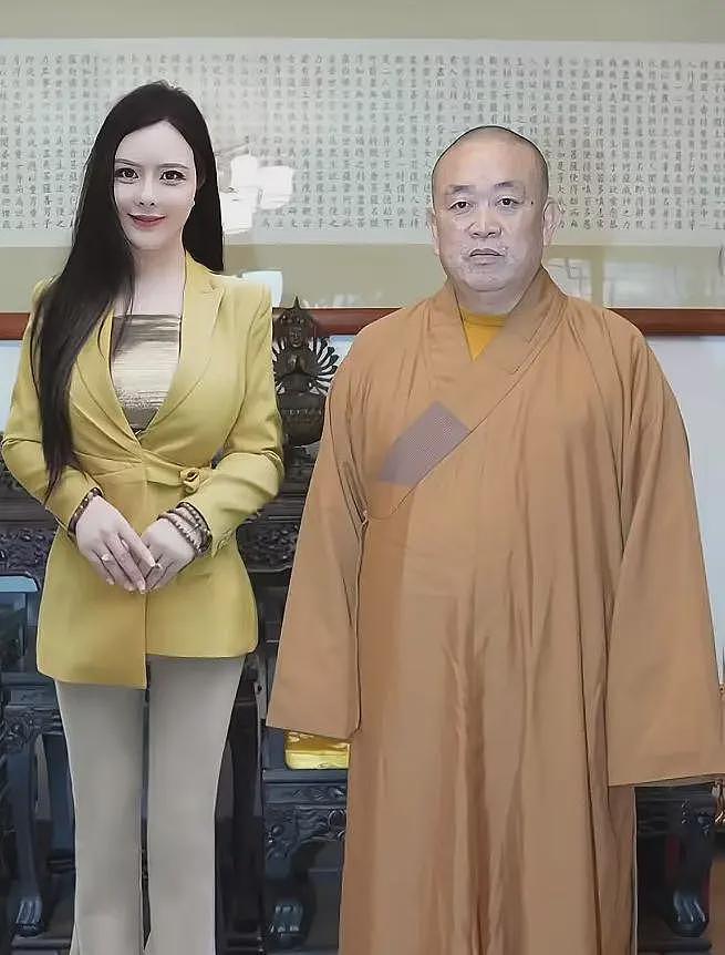 释永信与95后美女合影，对方身份不一般，身材火辣，大长腿抢镜（组图） - 8