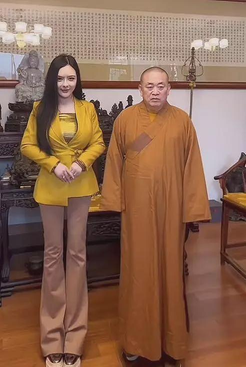 与释永信合影的95后美女画家，身材火辣长腿抢镜，画作曾拍出500万高价（组图） - 10