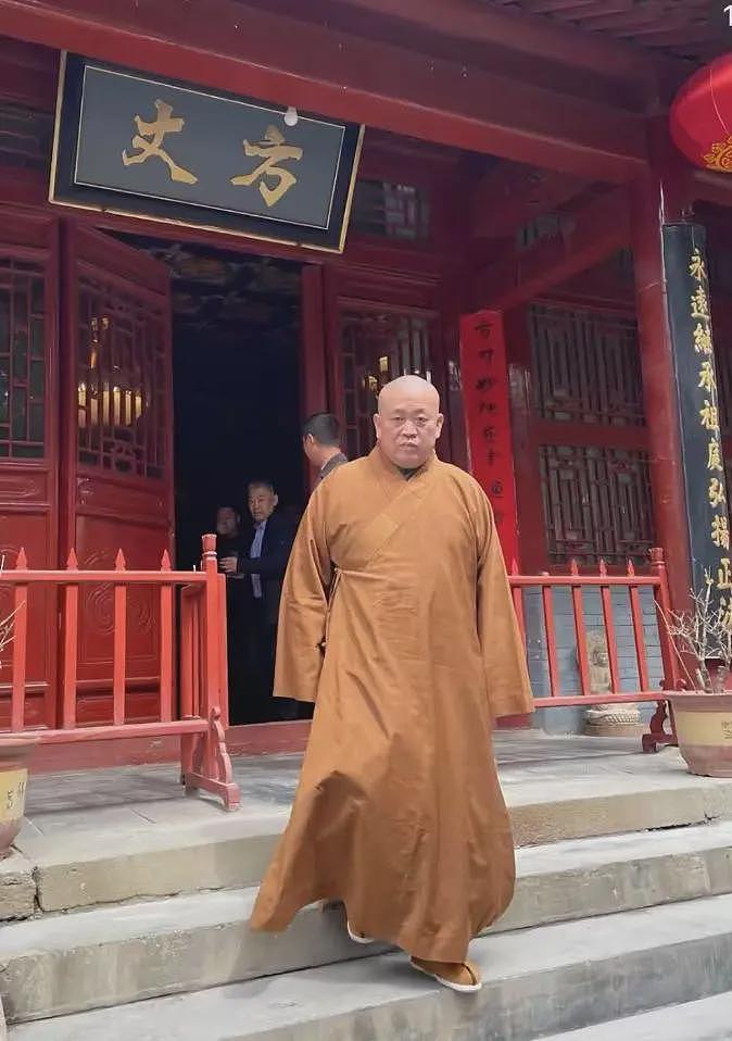 记者曝释永信在郑州有2套房，包养2个大学生，亲吻李湘画面曝光（组图） - 3