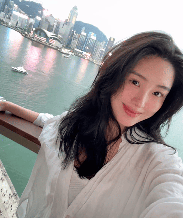 杨采钰晒照,大肚子不见了,脸部略有疲惫和浮肿,一看就是刚生完(组图) - 8