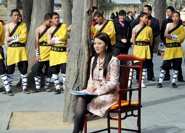 真没想到,释永信刚塌房,最先被牵连的竟是李湘的“黑丝短裙照”(组图) - 2