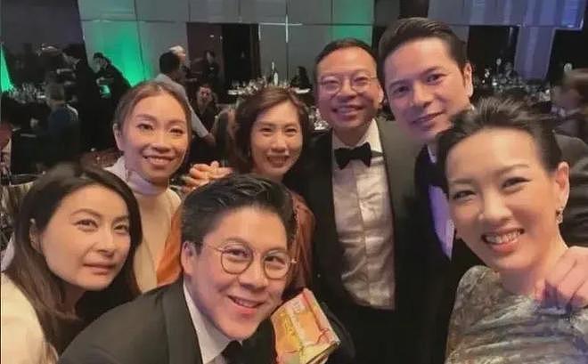 郭晶晶领奖站C位,老公和公公“护法”!豪门儿媳为啥她地位高?(组图) - 40