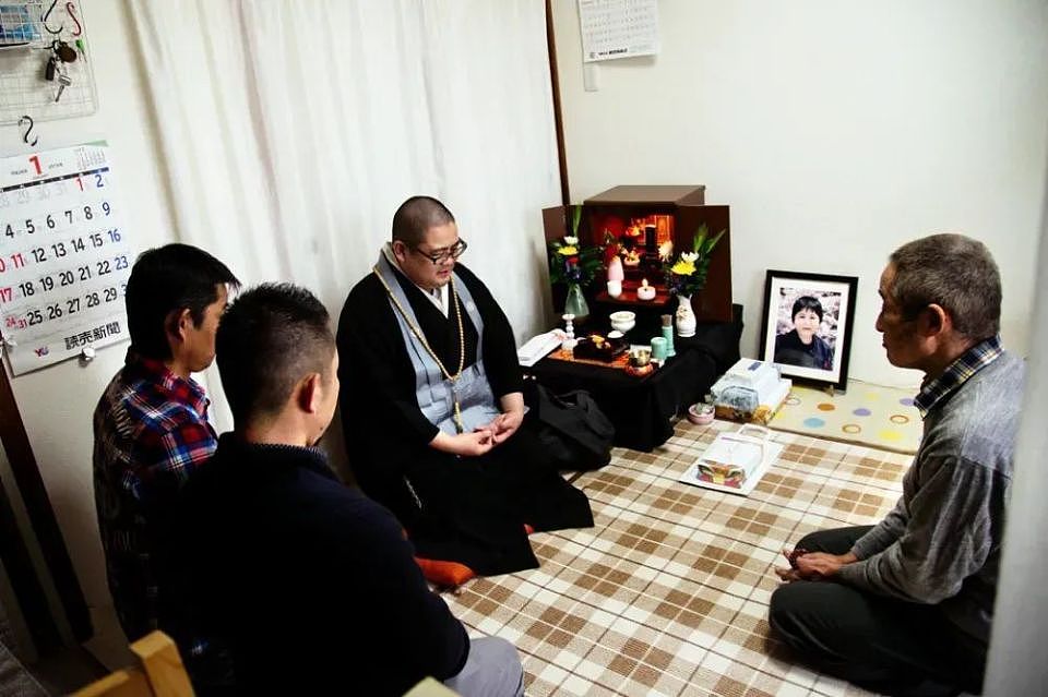 谈恋爱、生子、开演唱会，法事明码标价：日本和尚有多猛？（组图） - 4