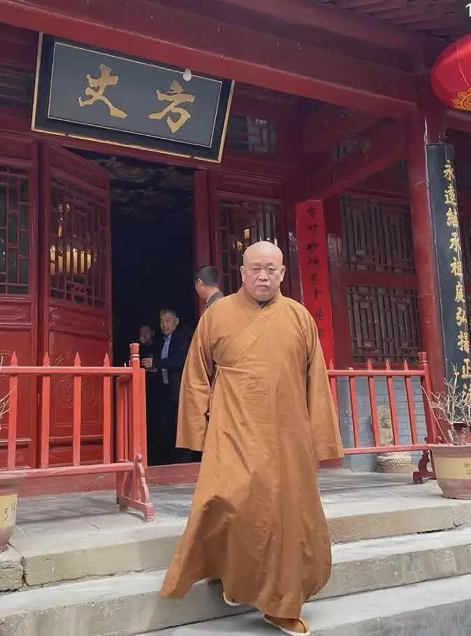 与释永信合影的95后美女画家，身材火辣长腿抢镜，画作曾拍出500万高价（组图） - 18