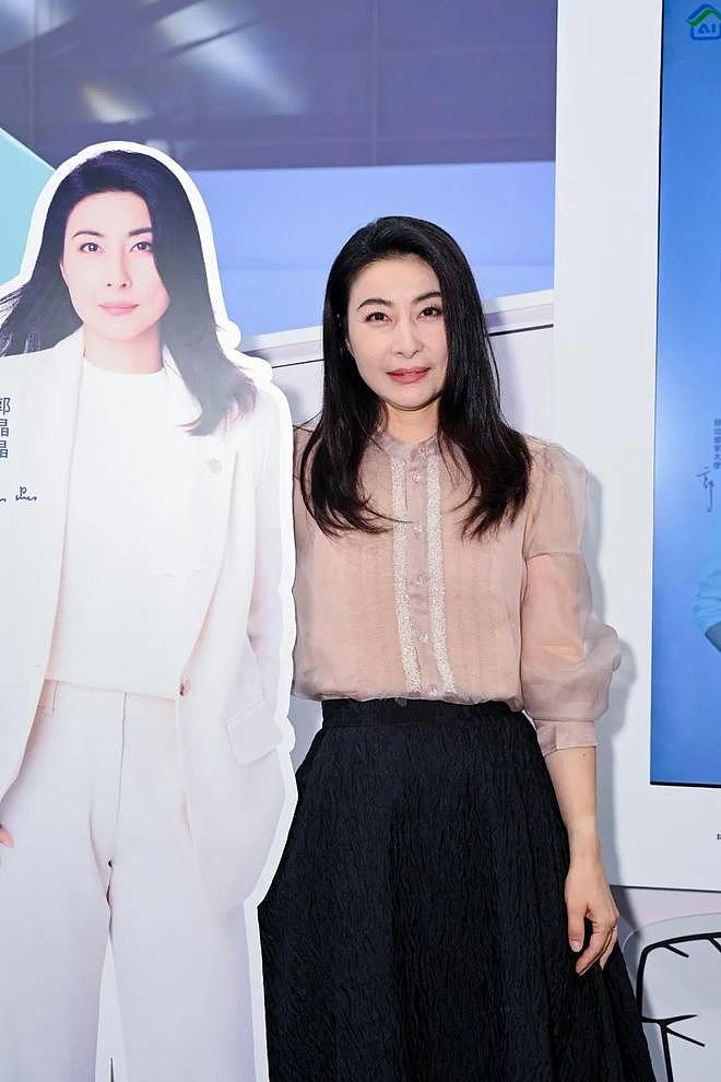 郭晶晶领奖站C位,老公和公公“护法”!豪门儿媳为啥她地位高?(组图) - 4