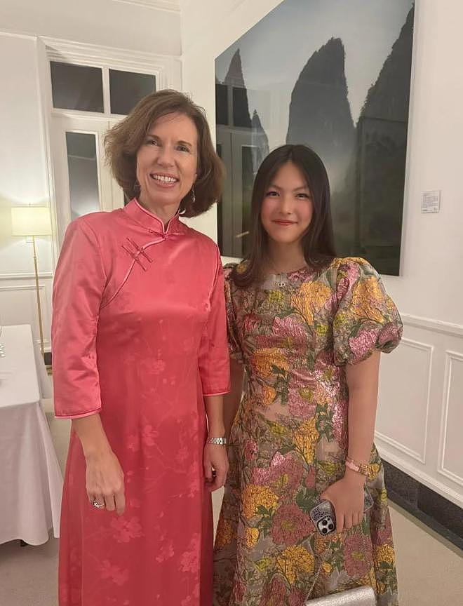 李湘携女参加英国贵族晚宴，托举式育儿惹争议，合照不等于人脉（组图） - 5