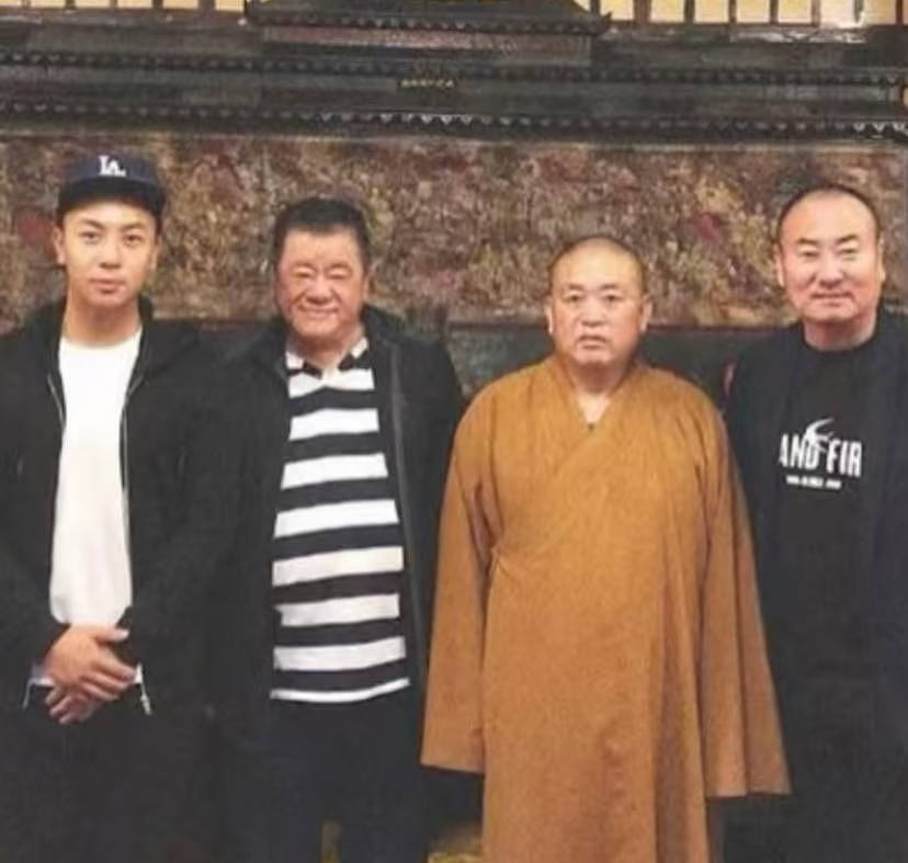 释永信出事前,释小龙现身画面曝光,在园区与他人休闲打电话聊天(组图) - 6