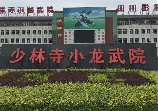 被身家亿万亲爹吸血多年，现37岁无人问津的释小龙，到底做错了啥（组图） - 14