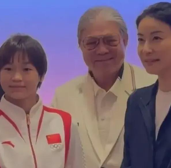郭晶晶领奖站C位,老公和公公“护法”!豪门儿媳为啥她地位高?(组图) - 28