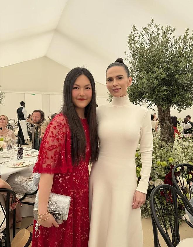 李湘携女参加英国贵族晚宴，托举式育儿惹争议，合照不等于人脉（组图） - 8