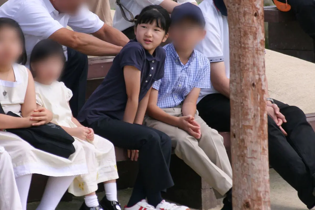 日本天皇独生女好事将近?顶配驸马团不敌青梅竹马,10年前牵手照流出,网友齐呼:太甜了(组图) - 18