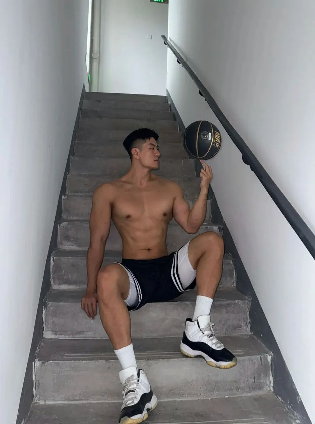 【帅哥】推特爆火的黑皮精壮体育生，壮硕体型太诱人，经常去楼梯口...（组图） - 1