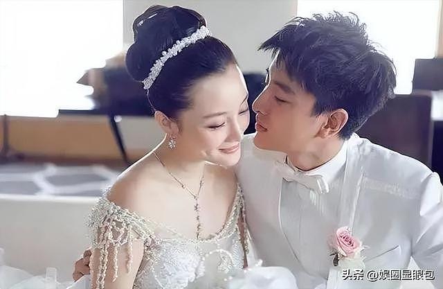 43岁李小璐晒小鲜肉合照，娇羞妩媚，眼神勾人，两人举止很亲密（组图） - 17