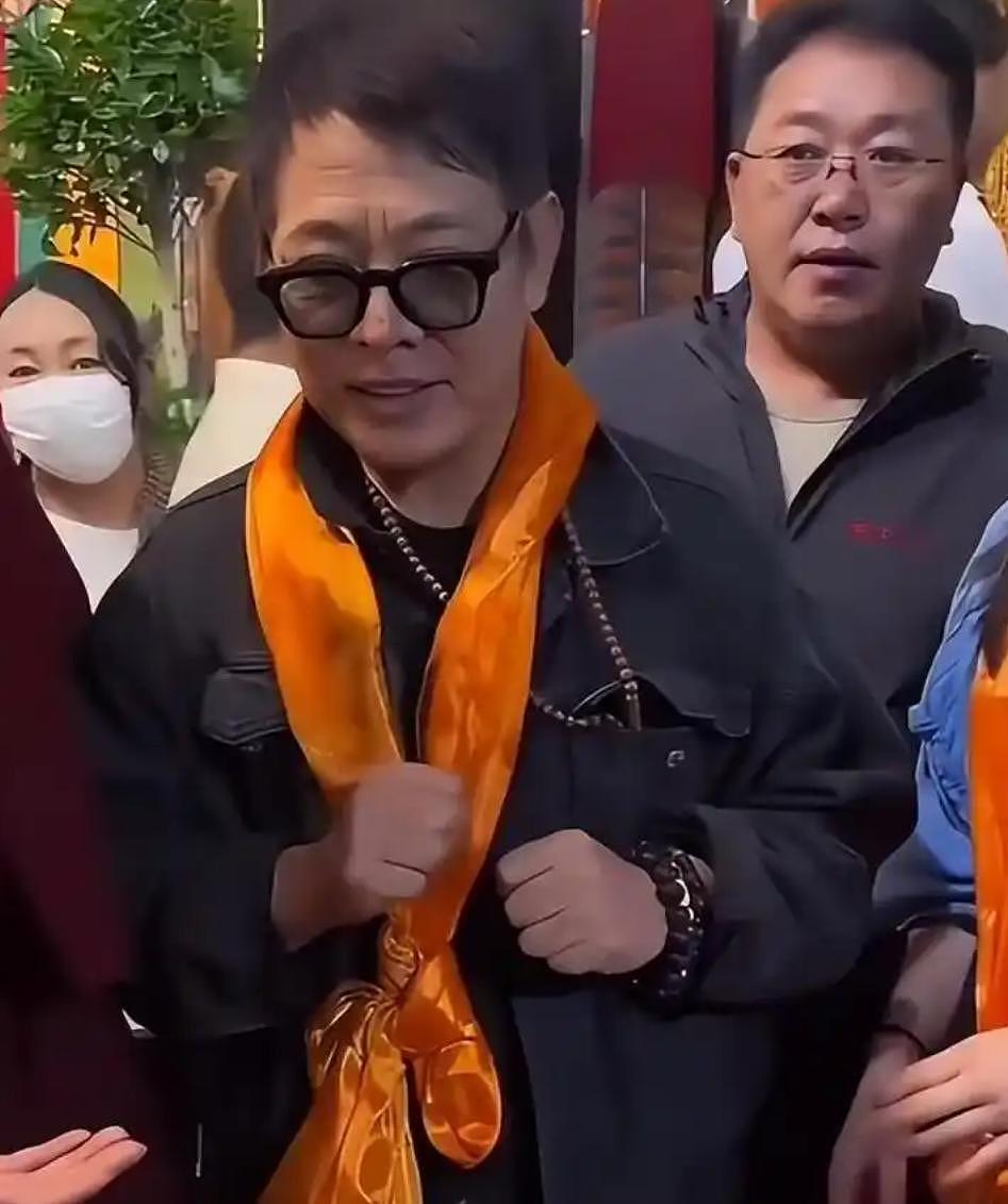 成龙断崖式衰老，71岁近况曝光，满脸皱纹眼睛花，影迷：“我们也老了”（组图） - 18