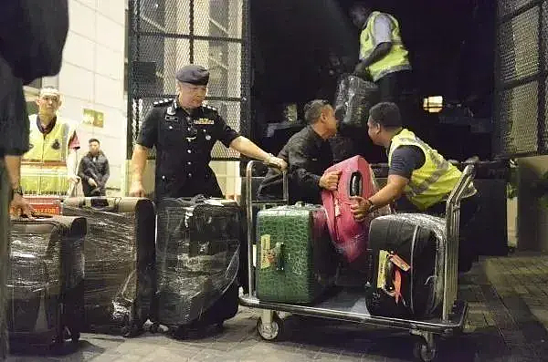 买豪车豪宅、泡知名女星！曾卷走300亿的金融巨骗，真藏在上海？（组图） - 7