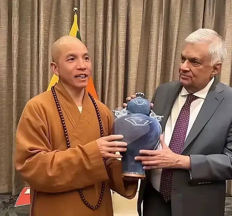 上任仅1天,印乐法师和美女大量合影被扒,与释永信区别太明显(组图) - 31