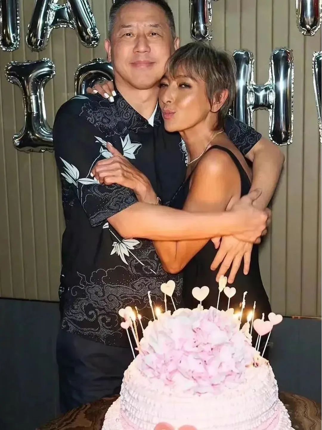 当众亲吻男星！一心想走入上流社会，培养女儿当豪门准媳妇，今60岁生日轰动娱乐圈？（组图） - 4