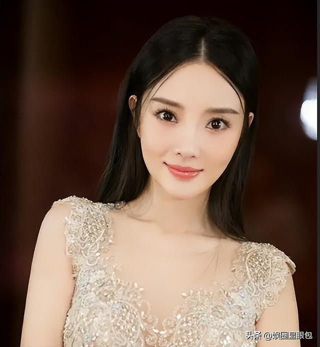 43岁李小璐晒小鲜肉合照，娇羞妩媚，眼神勾人，两人举止很亲密（组图） - 15