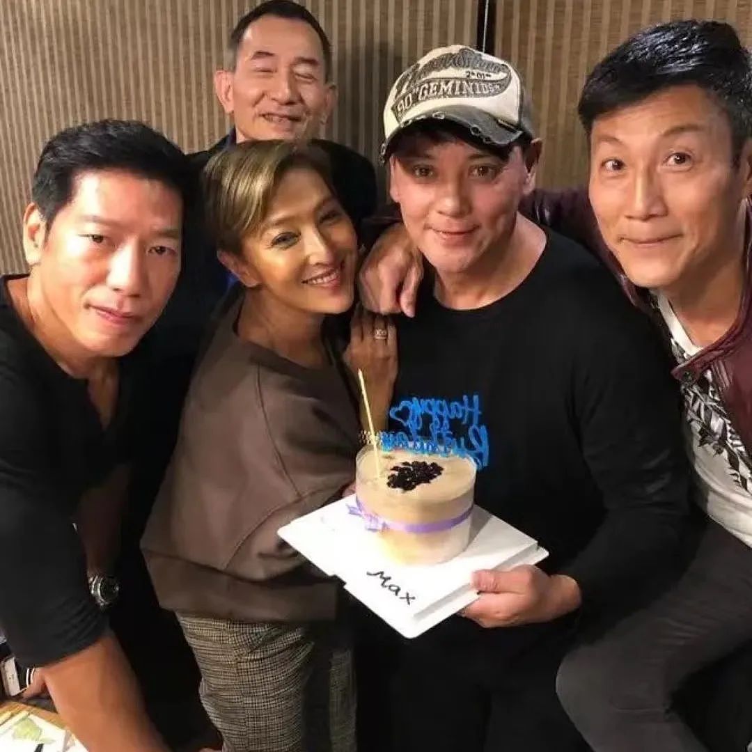 当众亲吻男星！一心想走入上流社会，培养女儿当豪门准媳妇，今60岁生日轰动娱乐圈？（组图） - 30