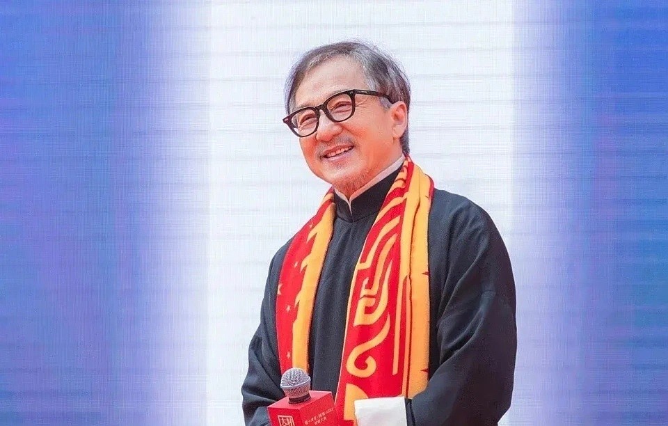 成龙断崖式衰老，71岁近况曝光，满脸皱纹眼睛花，影迷：“我们也老了”（组图） - 5