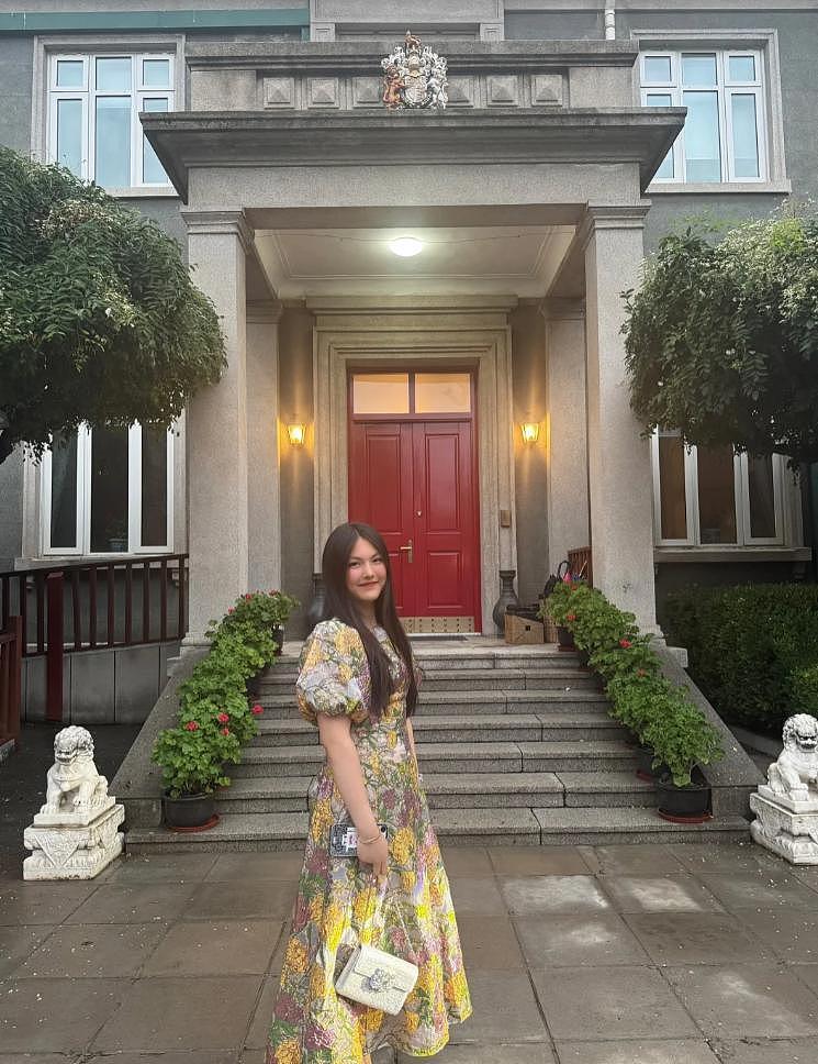 李湘携女参加英国贵族晚宴，托举式育儿惹争议，合照不等于人脉（组图） - 11