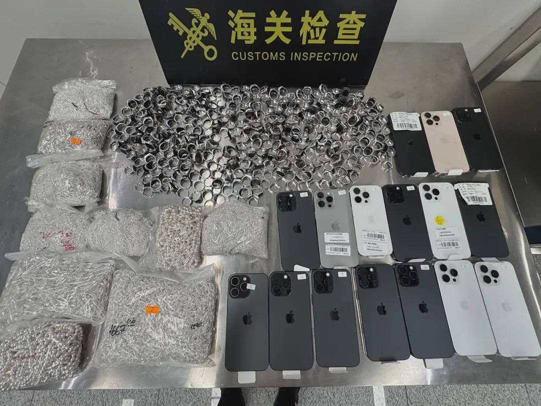 男子夏天穿紧身裤绑藏329枚银戒指、银别针，还有手机16台入境，被海关查获（组图） - 2
