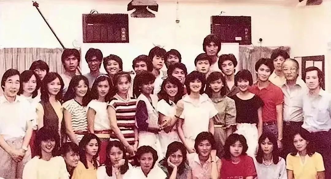 当众亲吻男星！一心想走入上流社会，培养女儿当豪门准媳妇，今60岁生日轰动娱乐圈？（组图） - 18
