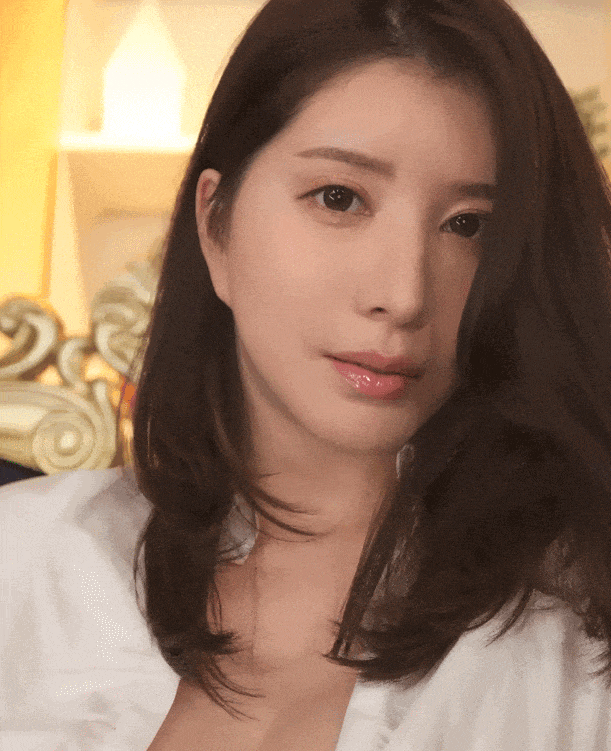 【美女】童颜巨乳的短发女神,身材性感勾魂万千,美得让人窒息(组图) - 18