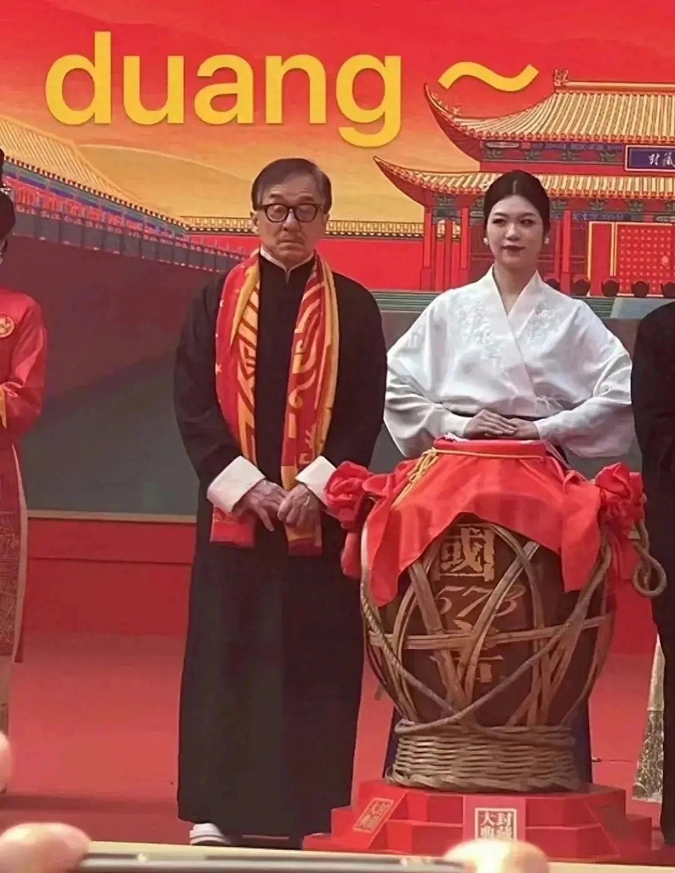 成龙断崖式衰老，71岁近况曝光，满脸皱纹眼睛花，影迷：“我们也老了”（组图） - 4