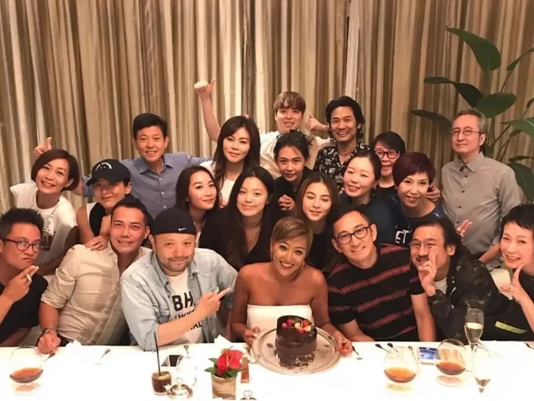 当众亲吻男星！一心想走入上流社会，培养女儿当豪门准媳妇，今60岁生日轰动娱乐圈？（组图） - 15