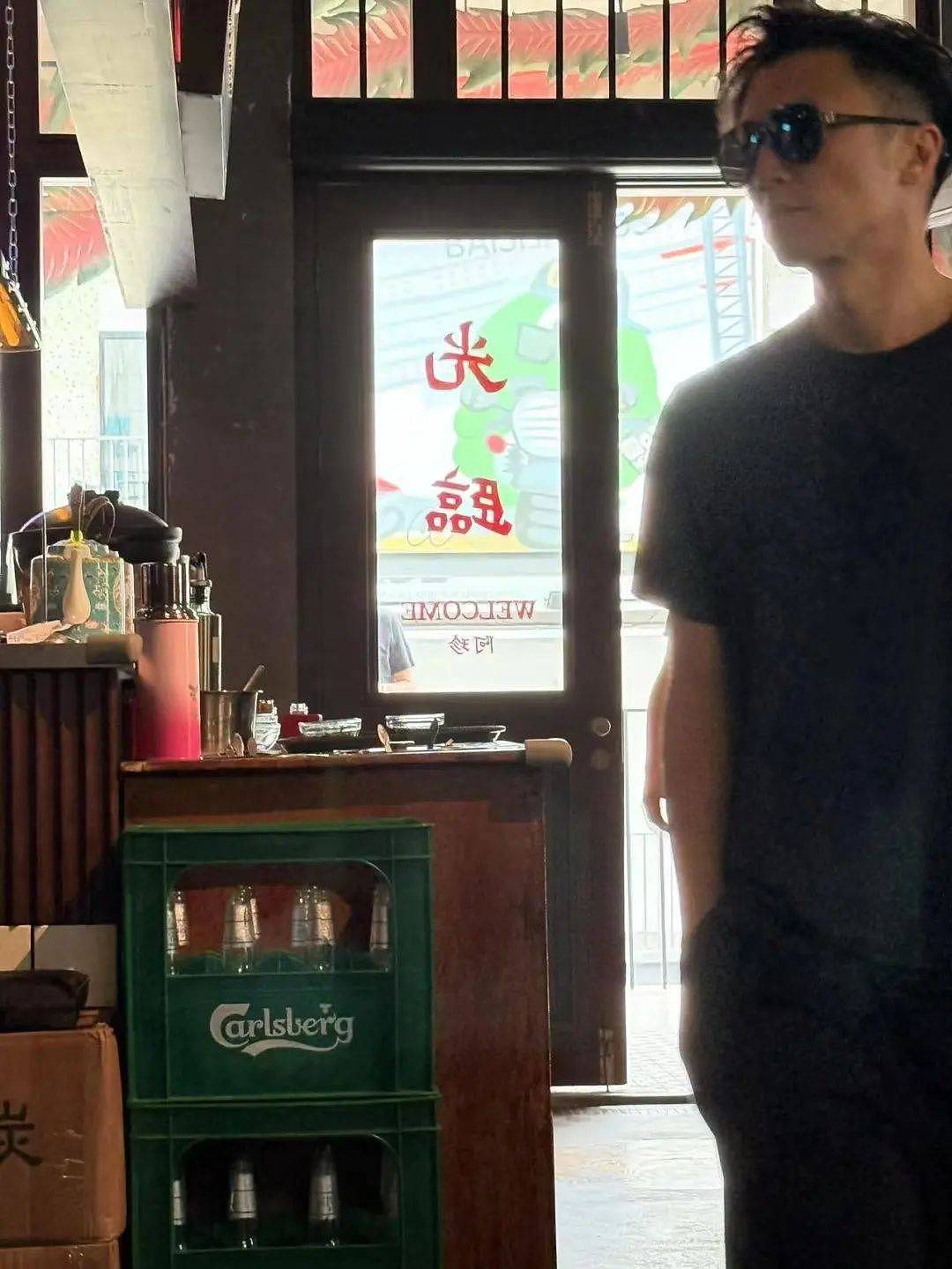 44岁谢霆锋被偶遇状态绝了!俩帅儿子罕见同框,一个时髦卷发一个低调星范(组图) - 1