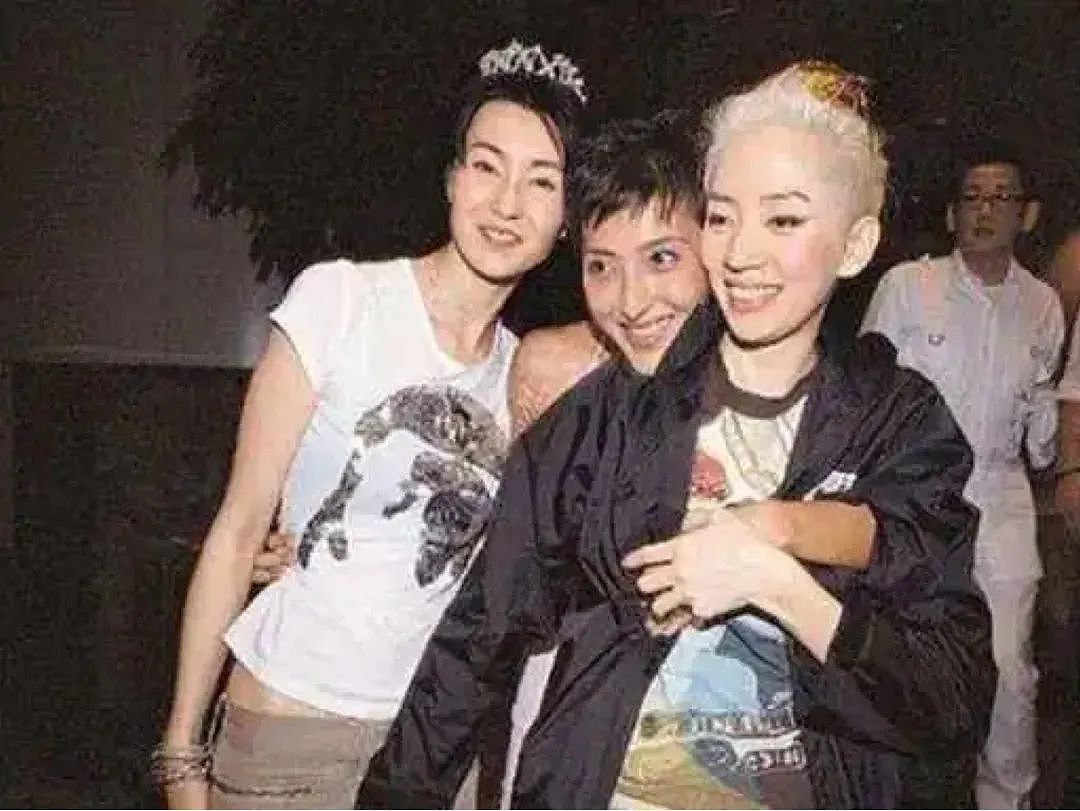 当众亲吻男星！一心想走入上流社会，培养女儿当豪门准媳妇，今60岁生日轰动娱乐圈？（组图） - 22